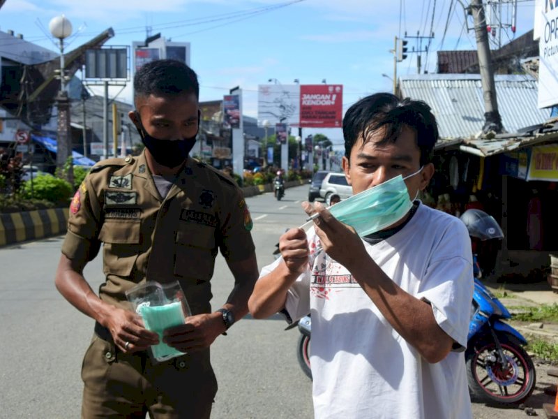 Pembagian Masker di Rantepao. 