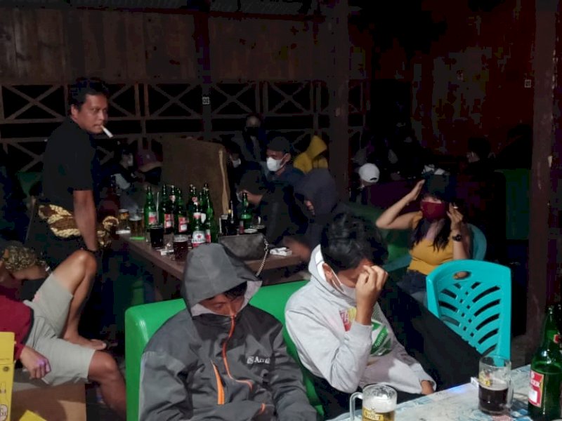 Pesta miras di Cafe Laruna yang dibubarkan polisi karena melanggar prokes. 