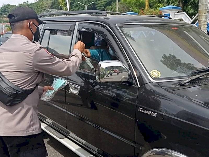 Bagi-bagi masker Polres Tator. 