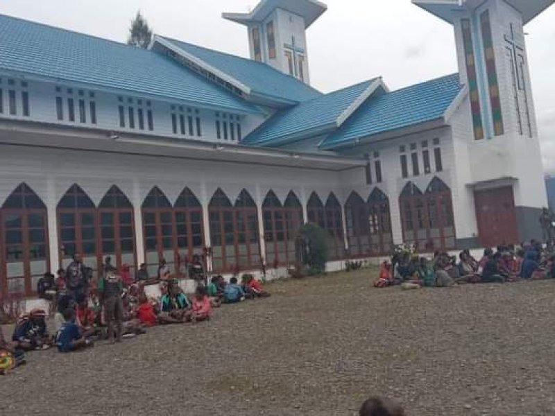 Masyarakat dari 2 kampung di Intan Jaya yang mengungsi  ke Pastoran Santo Mikael Bilogai. 