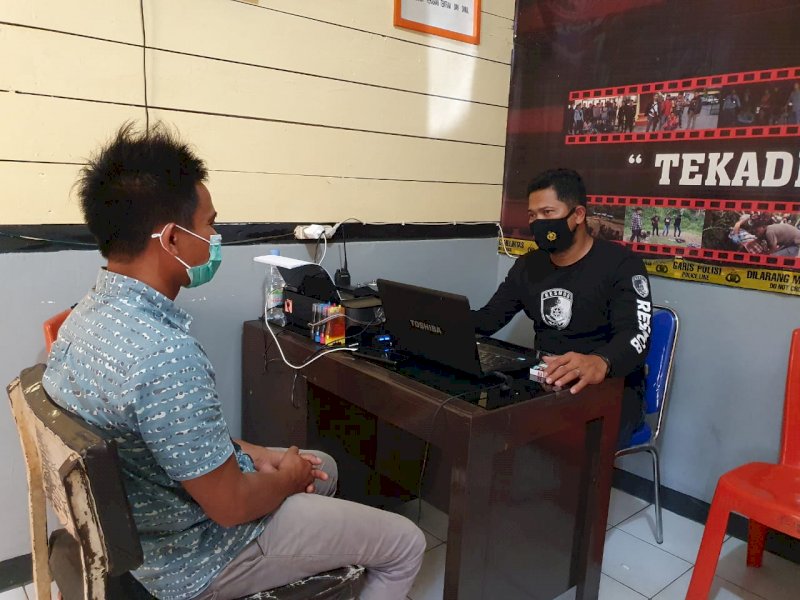 Kalem Randan Batu saat diperiksa polisi. 