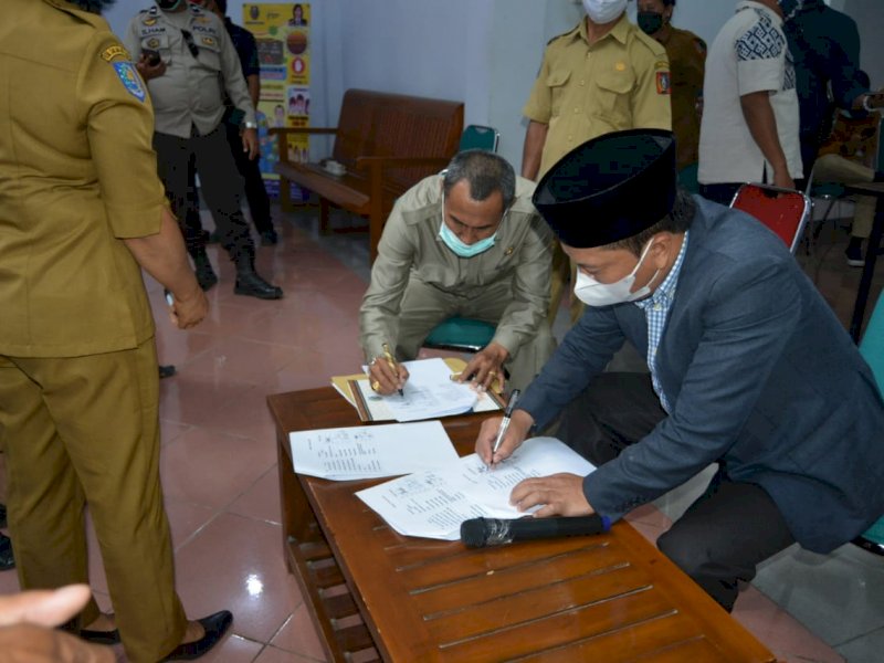 Penandatanganan penolakan tambang panas bumi di Tator. 