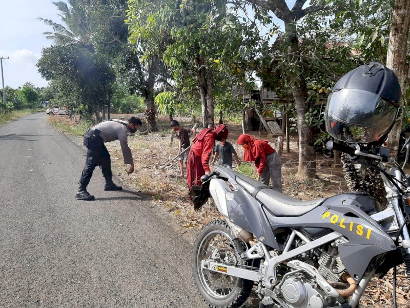 Polisi di Bola Wajo saat menegur warga yang tak pakai masker. 
