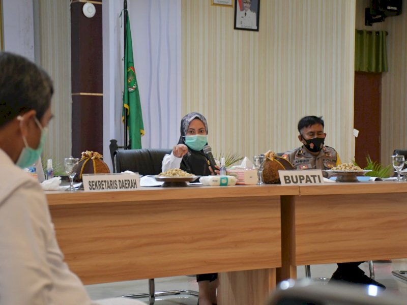 Bupati Luwu Utara Indah Putri Indriani memimpin langsung rapat koordinasi Panitia Pemilihan Kabupaten dalam rangka Pelaksanaan Tahapan Pemilihan Kepala Desa Serentak Tahun 2021, yang digelar di Aula Laga Ligo kantor Bupati Luwu Utara. Rabu (10/02/2021)