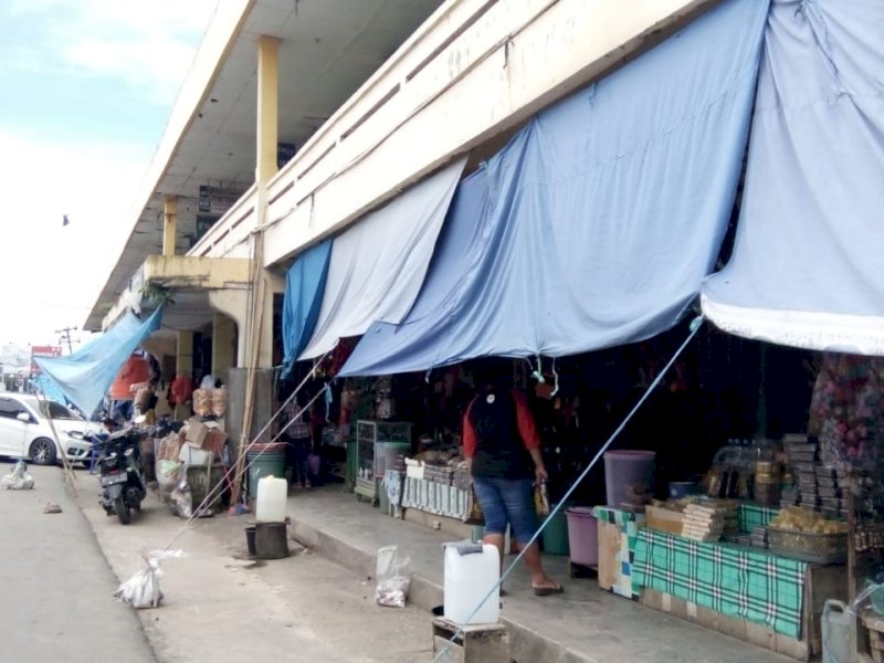 Pedagang di pertokoan Rantepao yang tetap bertahan. 
