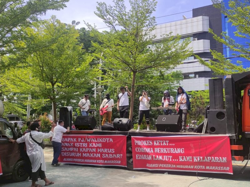 Pekerja Hiburan saat memutar musik DJ di Balai Kota Makassar. 