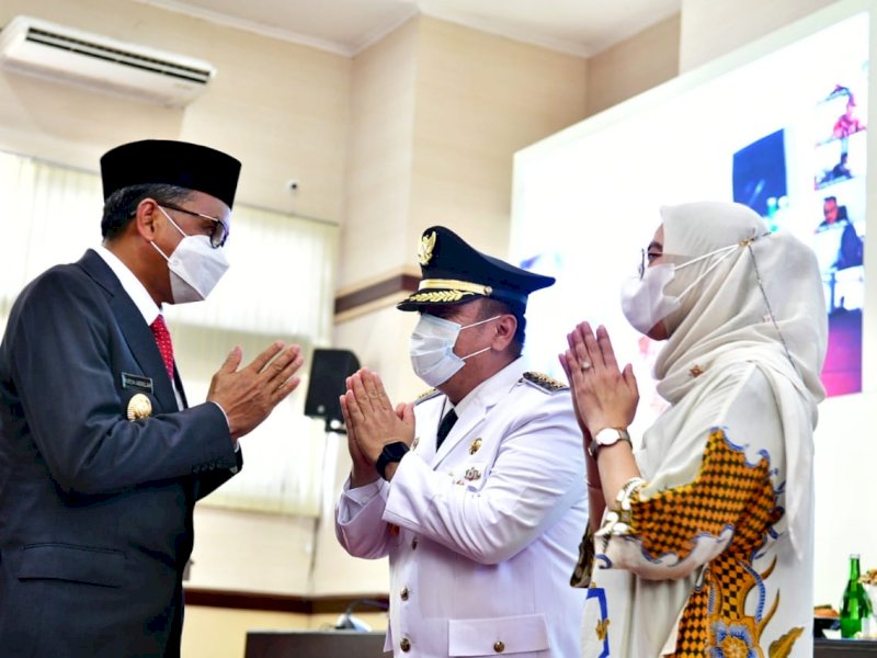 Gubernur Sulsel Nurdin Abdullah usai melantik Irwan Bachri sebagai Bupati Lutim. 