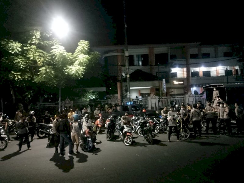 Puluhan pelaku balap liar diamankan di Polrestabes Makassar.