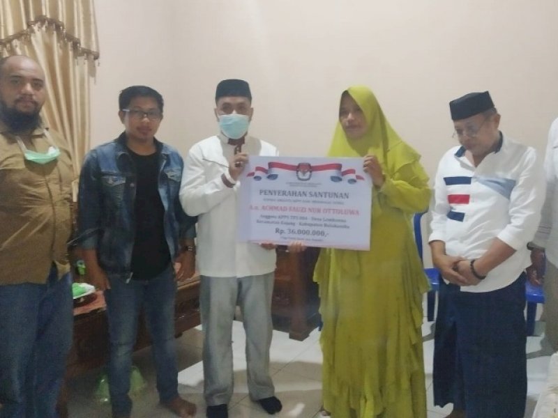 KPU Bulukumba menyerahkan santunan kepada keluarga penyelenggara adhoc yang meninggal. 