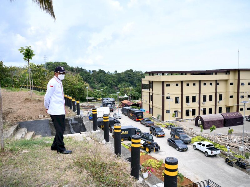 Gubernur Sulsel Nurdi Abdullah saat meninjau Huntap untuk korban gempa Sulbar. 