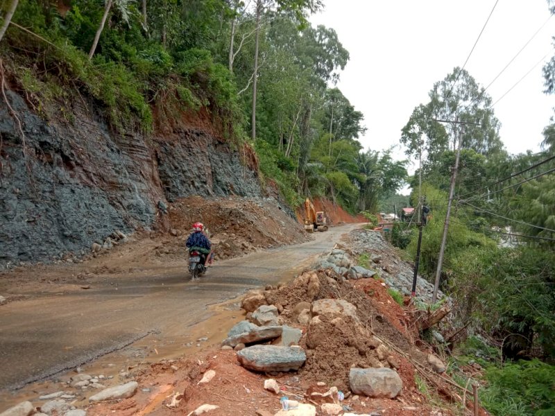 Pelebaran jalan Poros Tallunglipu. 