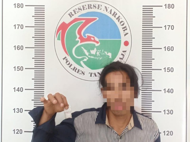 Terduga pelaku penyalahgunaan sabu-sabu saat diamankan polisi. 