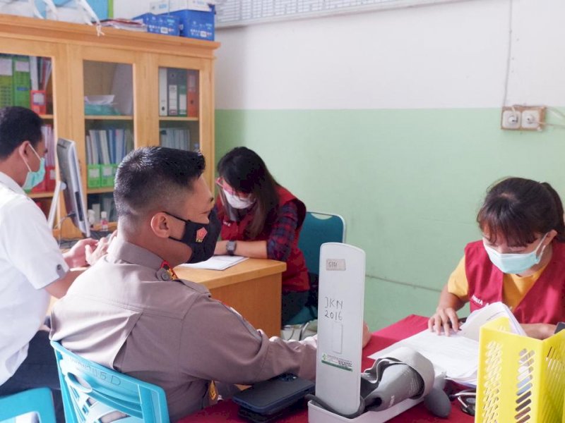 Kapolres Tator AKBP Sarly Sollu saat menjalani proses vaksinasi. 
