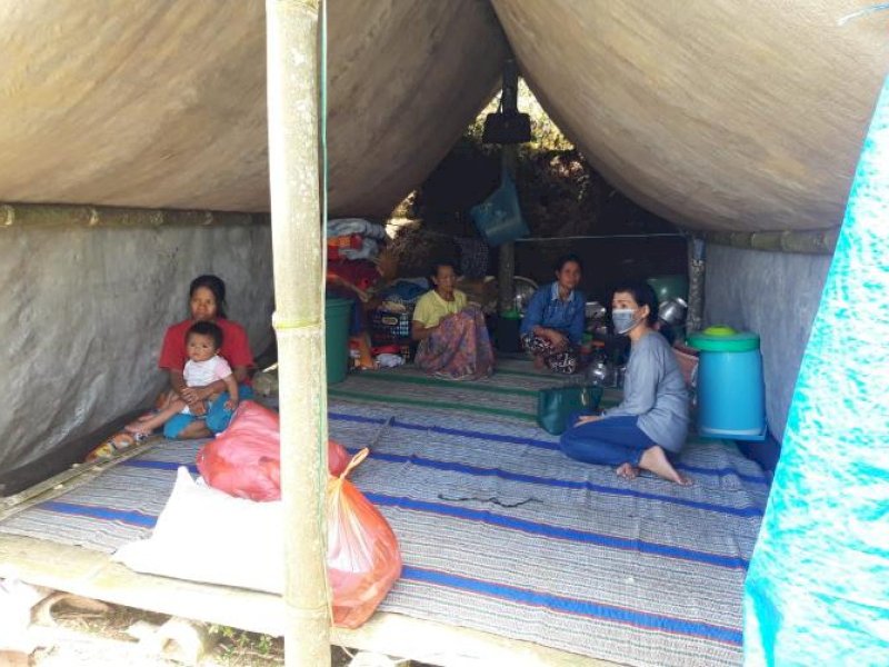 Anggota DPRD Torut Agus Tuku saat mengunjungi korban kebakaran di Sesean. 
