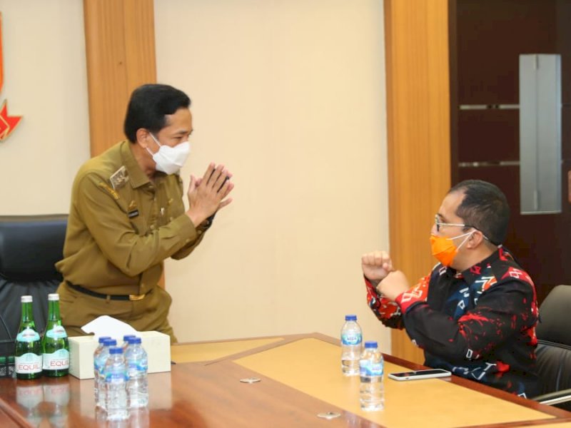 Wali Kota Makassar Terpilih Danny Pomanto saat bertemu PJ Wali Kota Rudy Djamaluddin. 