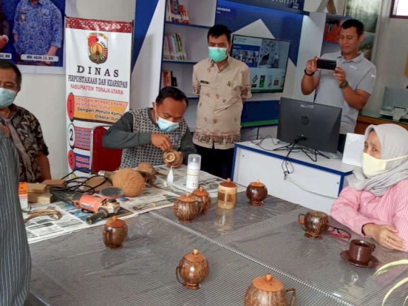 Pelatihan pembuatan Souvenir dari tempurung kelapa oleh DPK Torut. 