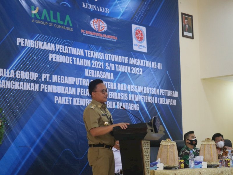 Bupati Bantaeng Ilham Azikin saat membuka kegiatan pelatihan otomotif. 