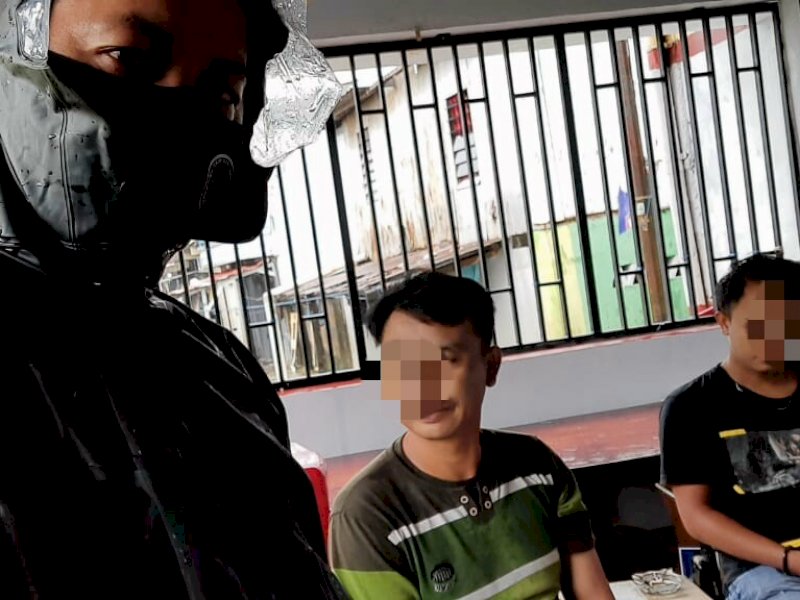 Ww dan As saat diamankan anggota Forman sebelum diserahkan ke Polrestabes Makassar. 