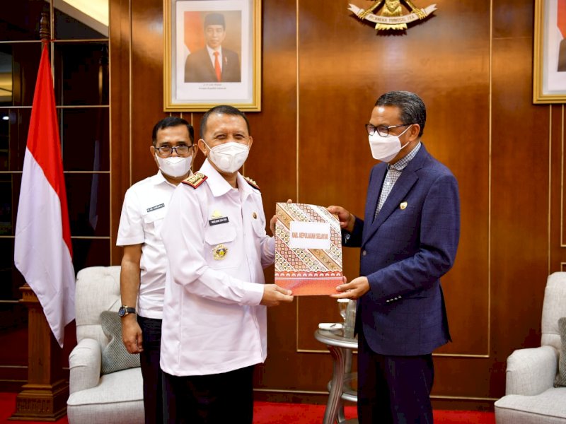 Gubernur Sulsel saat menyerahkan 10 SK PLH Bupati. 