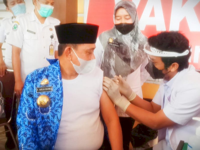 Bupati Wajo Amran Mahmud saat divaksin Covid-19. 