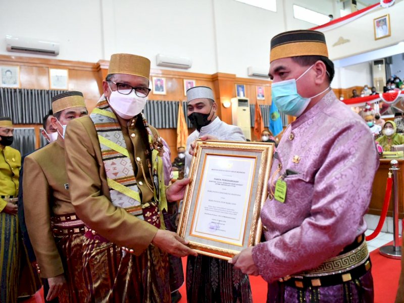 Gubernur Sulsel saat menghadiri peringatan HUT Sidrap ke-677. 