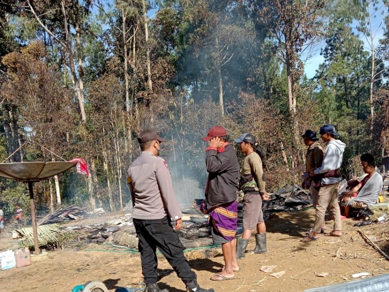 Rumah yang terbakar di Torut rata dengan tanah. 