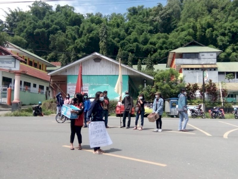 Penggalangan dana untuk korban puting beliung di Lamasi Timur. 