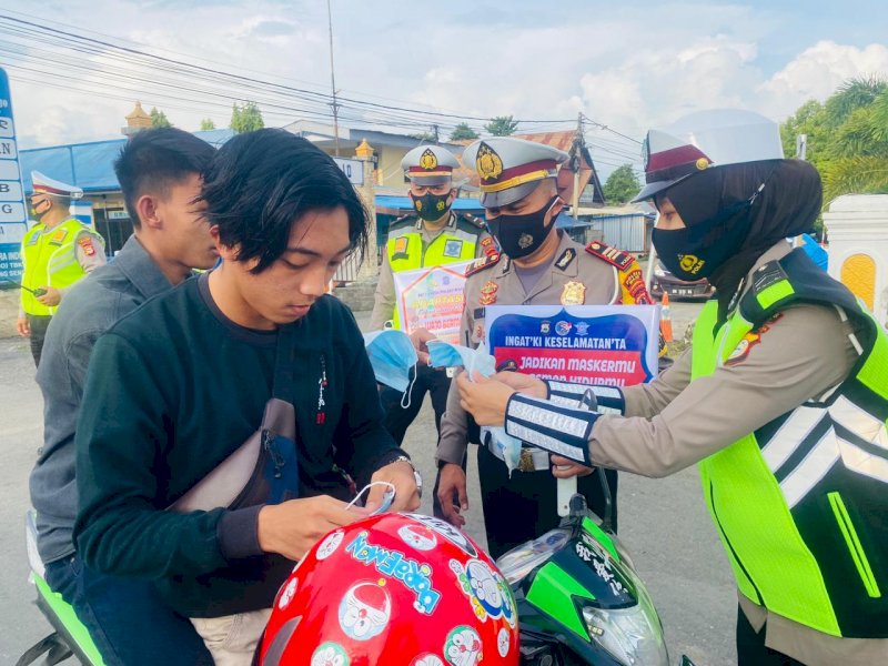 Pembagian masker Satlantas Polres Wajo. 