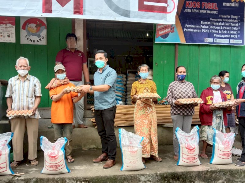 Penyerahan bantuan BPNT di Kecamatan Kapala Pitu Torut. 