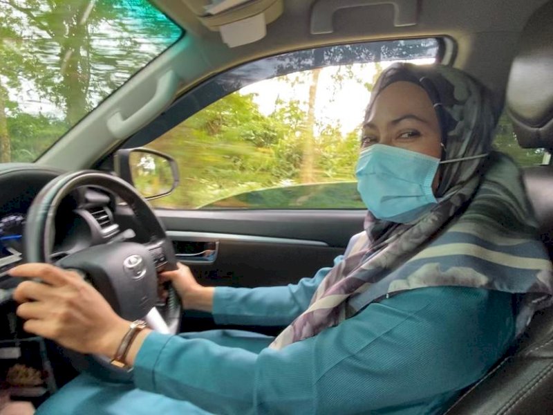 IDP yang sekarang kadang nyetir sendiri sejak masa jabatannya sebagai Bupati Lutra berakhir. 