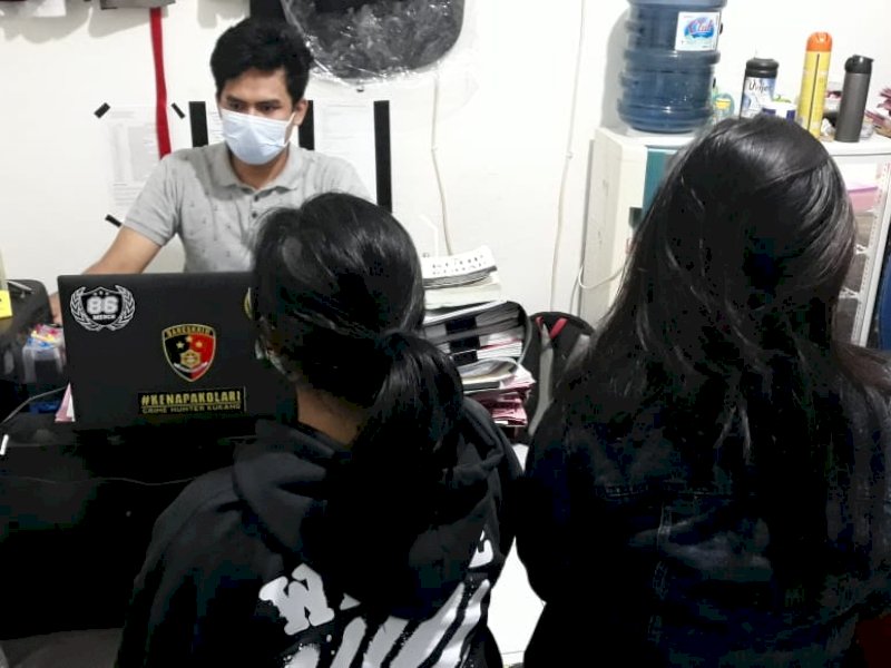 Dua ABG yang diamankan terkait prostitusi online diperiksa di Polsekta Panakkukang. 