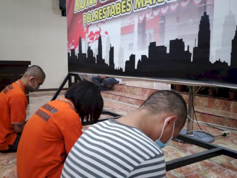 Pelaku penyalahgunaan narkotika jenis sabu saat diamankan polisi. 