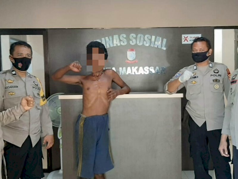 Pria yang diduga mengalami gangguan jiwa saat diserahkan ke Dinsos Makassar. 