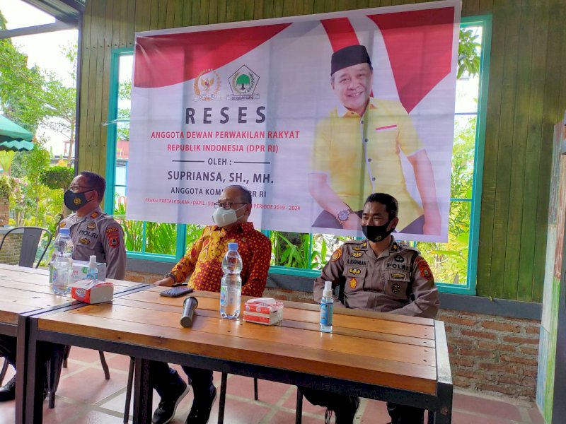 Anggota Komisi III DPR RI Supriansa saat reses di Wajo. 