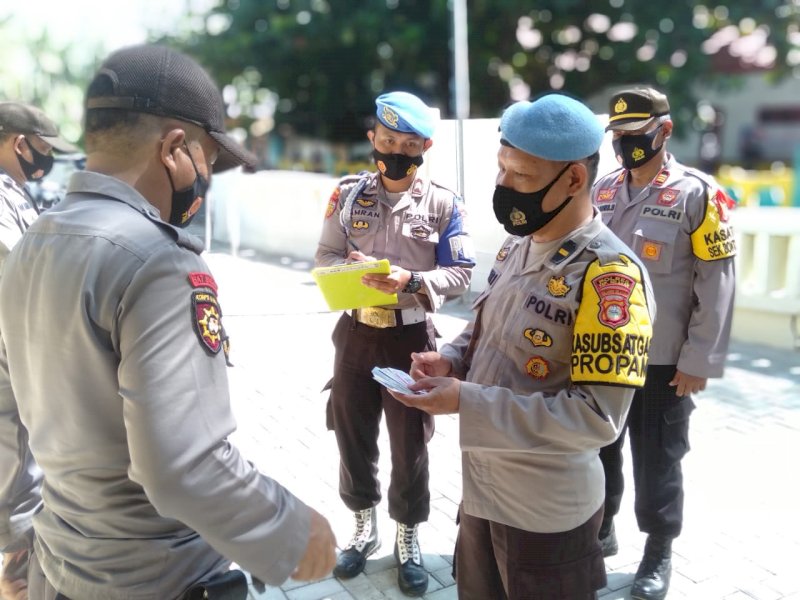 Pemeriksaan anggota Polsek Bontomatene oleh Propam Polres Selayar. 