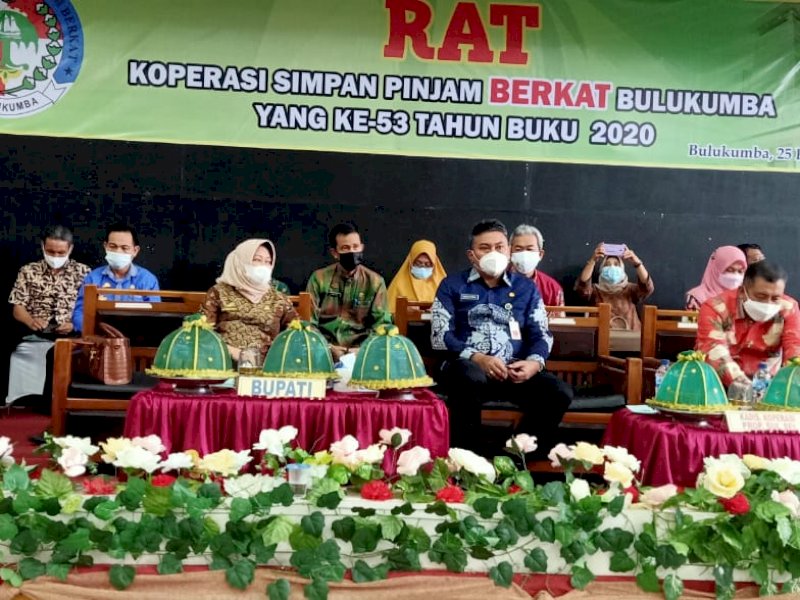 Plh Bupati Bulukumba saat menghadiri RAT KSP Berkat. 