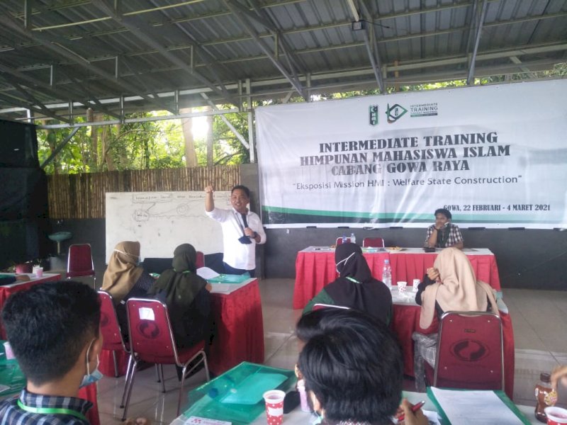 Bupati Bantaeng Ilham Azikin saat menjadi narasumber di Intermediate Traning HMI Gowa Raya. 