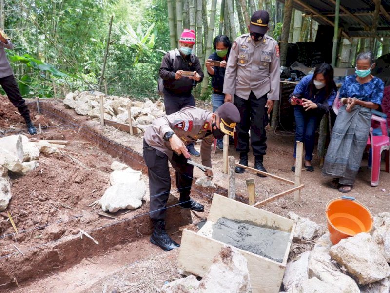 Kapolres Tator AKBP Sarly Sollu meletakkan batu pertama pembangunan rumah Nek Butet. 