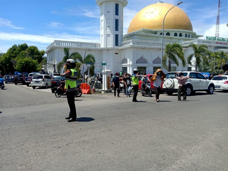 Polisi wanita di Wajo saat melaksanakan pengamanan untuk jemaah salat Jum'at. 