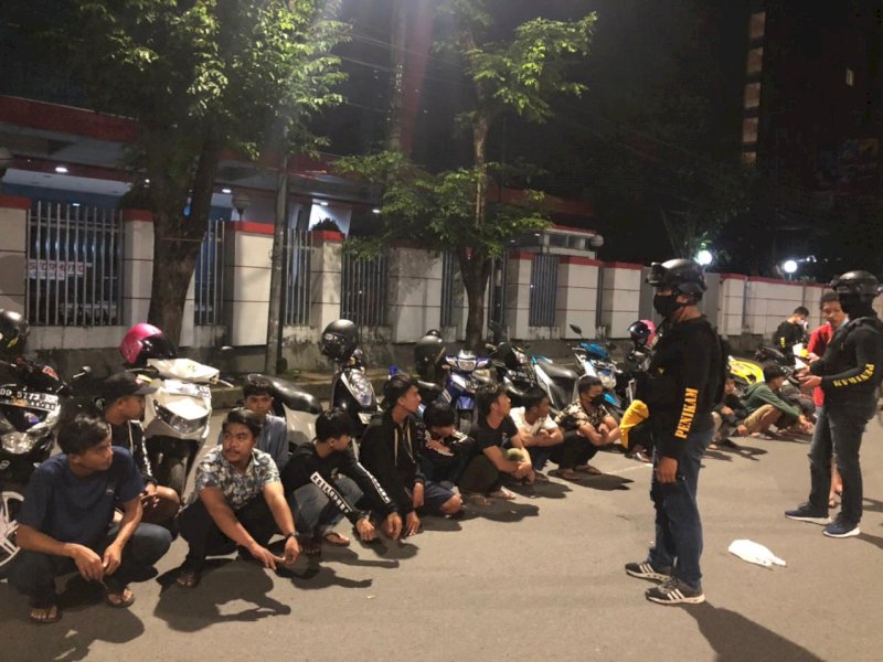 Pelaku balap liar saat diamankan polisi. 