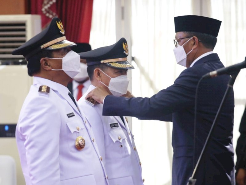 Theo-Zadrak saat dilantik jadi Bupati dan Wakil Bupati Tator. 