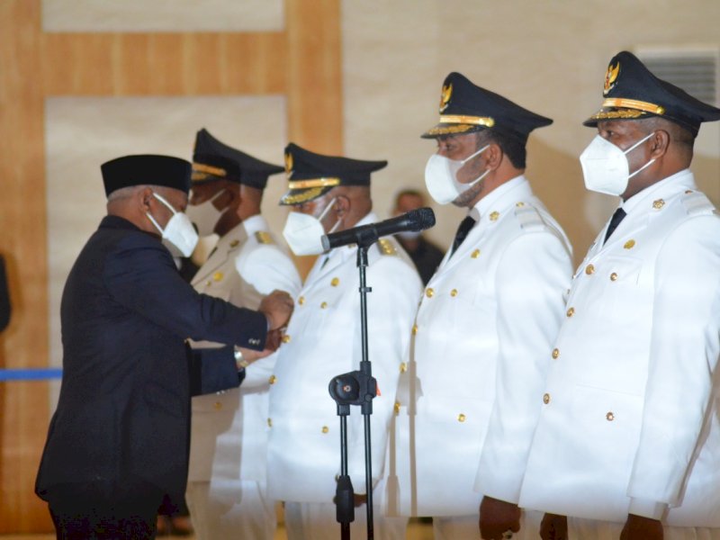 Gubernur Papua Barat Dominggus Mandacan melantik 4 kepala daerah.