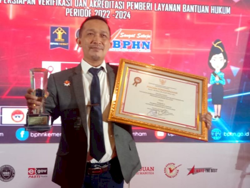 Ketua Umum YLBH BK Bakri Remmang saat menerima penghargaan. 