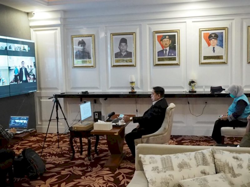 Sekprov Sulsel Abdul Hayat Gani saat mengikuti rapat sosialisasi Vaksinasi Covid-19 Tahap II secara virtual. 
