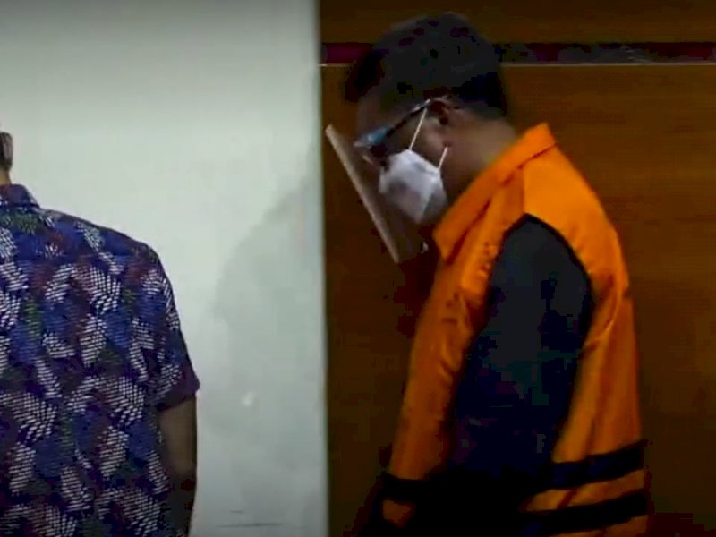 Gubernur Sulsel Nurdin Abdullah saat mengenakan rompi oranye KPK. 