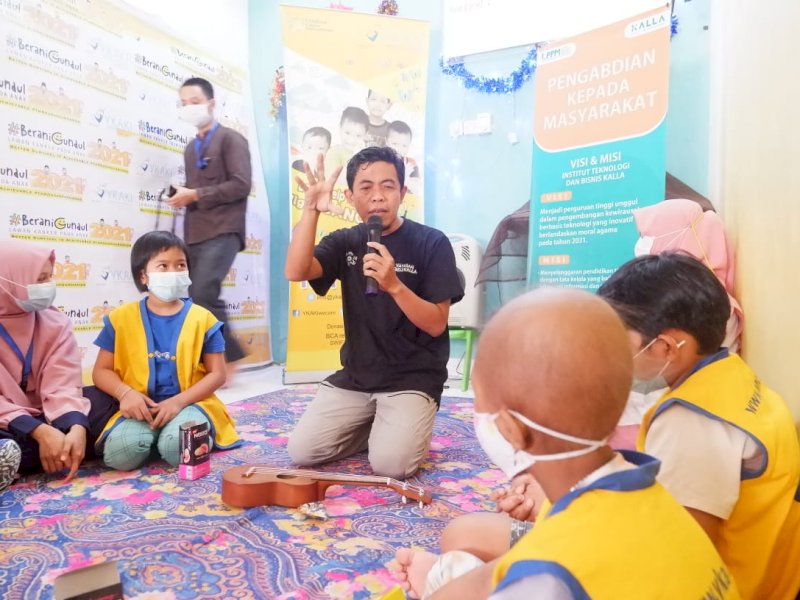 Dosen ITB Kalla saat berdongeng di hadapan anak penderita kanker. 