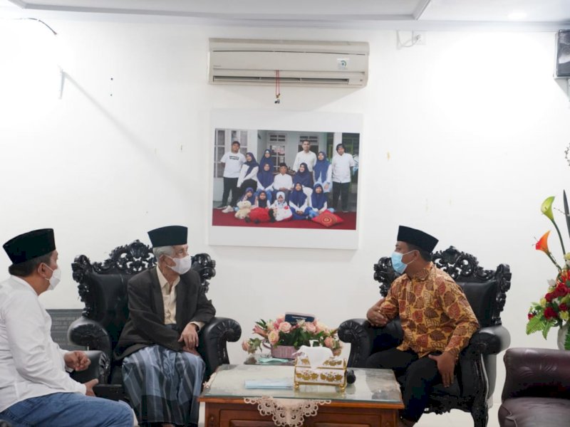 Plt Gubernur Sulsel Andi Sudirman Sulaiman saat sowan ke Ketua MUI Sulsel KH Sanusi Baco. 