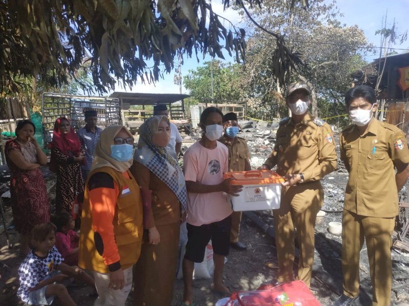 Wabup Wajo Amran saat memberikan bantuan untuk korban kebakaran di Barangmamase. 