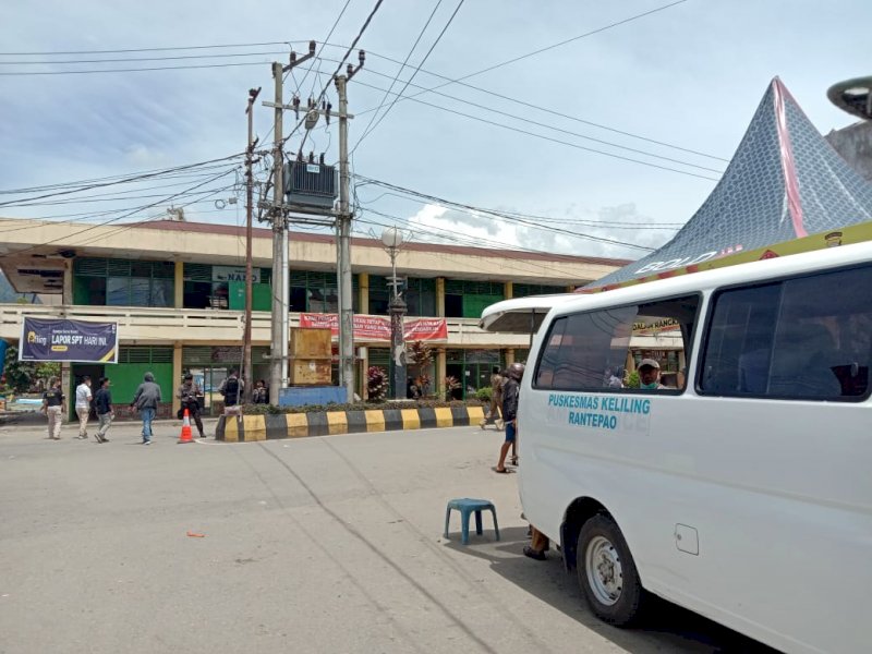 Ambulance yang disiagakan di pembongkaran Pertokoan Rantepao. 