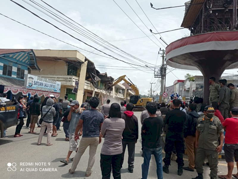 Suasana pembongkaran pertokoan Rantepao. 